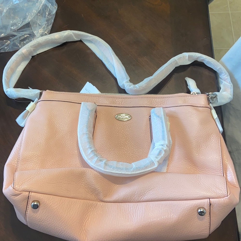 Authentic coach bag that can be crossbody or norm